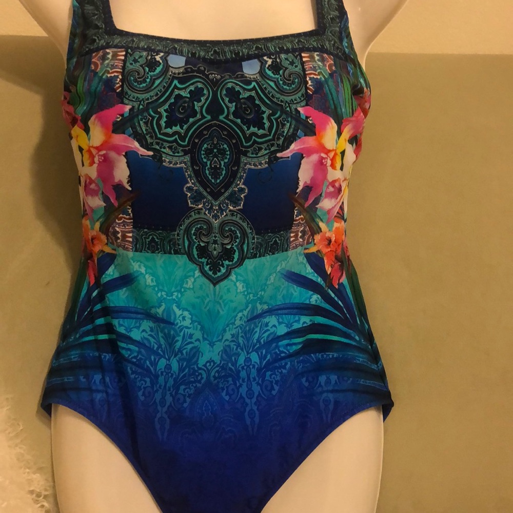 Swimsuite - Picture 2 of 3